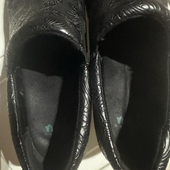 Yuu Bethanee Clogs Paisley Tooled Textured Vegan Black EUC LIKE NEW! Size 7 - Picture 5 of 13